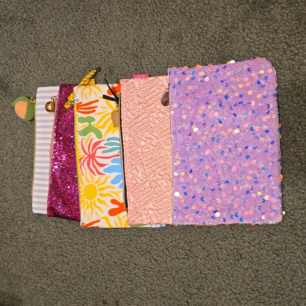 Set a five makeup bags